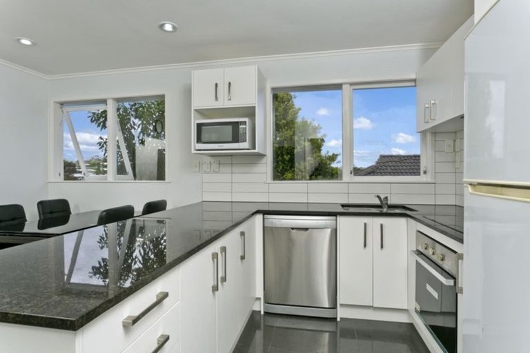 Photo of property in 12 Tawavale Crescent, Totara Vale, Auckland, 0629