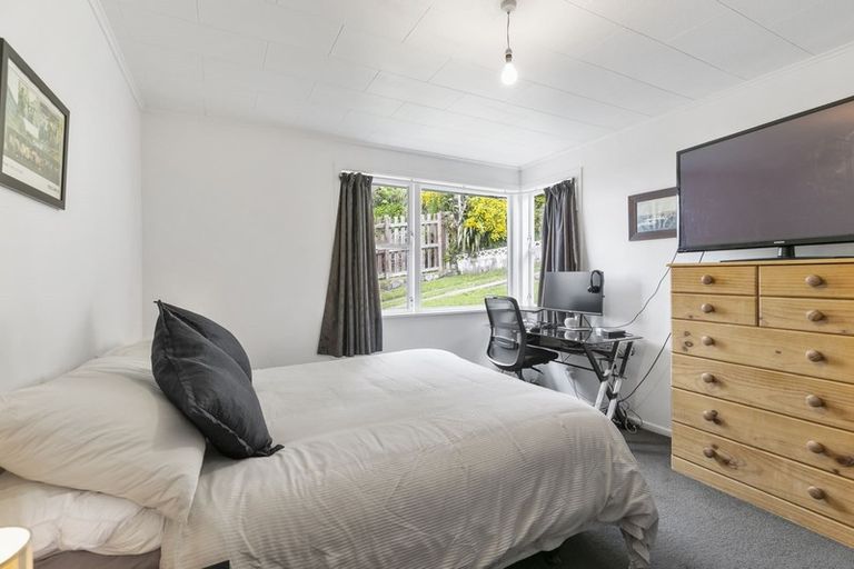 Photo of property in 16 Alwyn Place, Newlands, Wellington, 6037