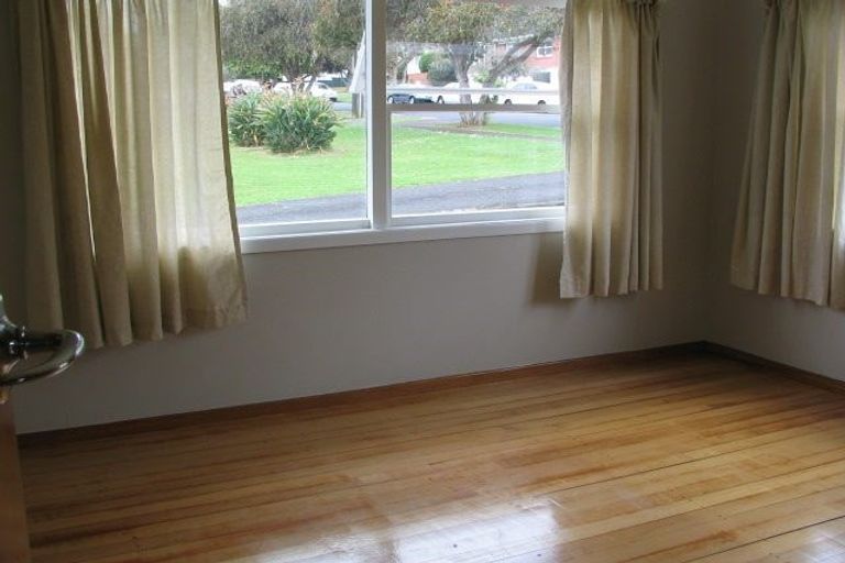 Photo of property in 28-30 Lake Pupuke Drive, Takapuna, Auckland, 0622