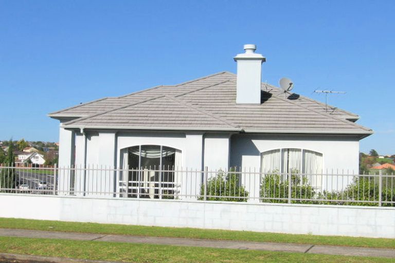 Photo of property in 2/6 Gillett Place, Botany Downs, Auckland, 2014