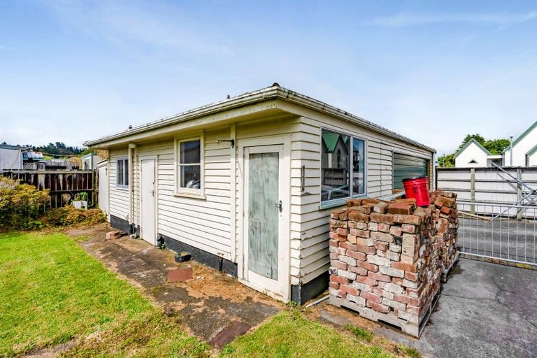 Photo of property in 3 Carrington Street, New Plymouth, 4310