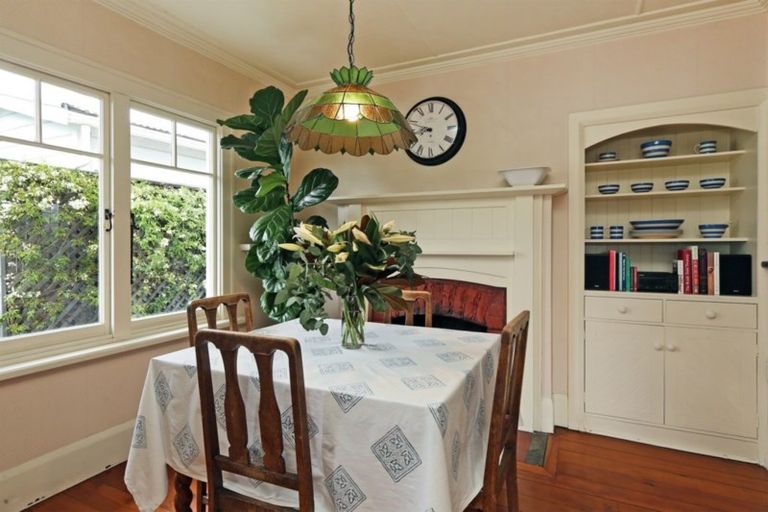 Photo of property in 17 Selwyn Road, Hospital Hill, Napier, 4110