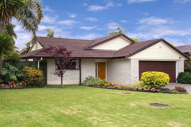 Photo of property in 9 Woodview Rise, Botany Downs, Auckland, 2010