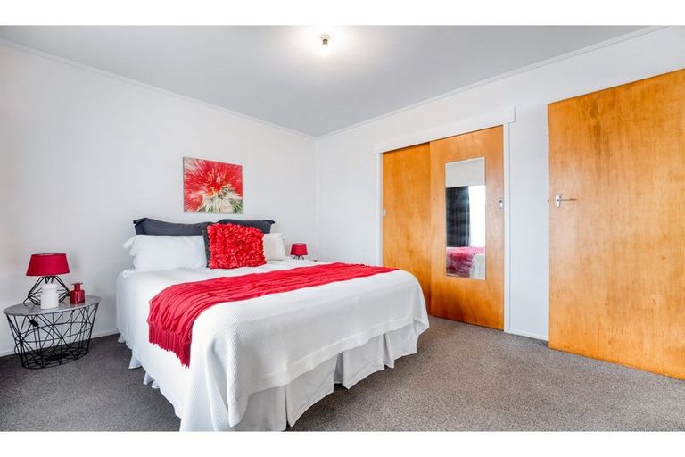 Photo of property in 2/28 Windy Ridge Road, Glenfield, Auckland, 0629