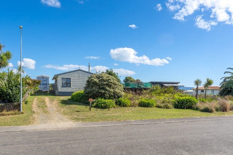 Photo of property in 17 Kitchener Street, Te Horo Beach, Otaki, 5581