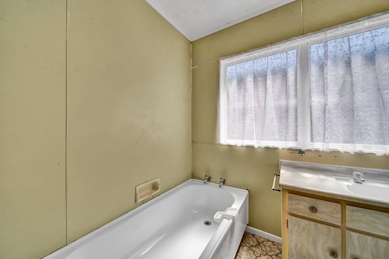 Photo of property in 4a Brierley Place, Marfell, New Plymouth, 4310