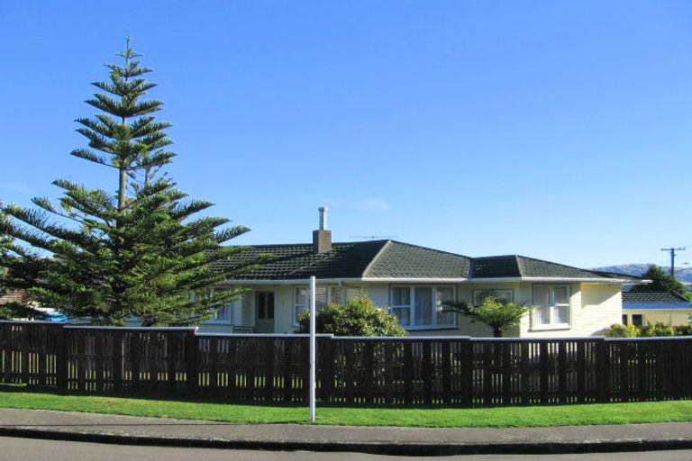 Photo of property in 7 Warren Street, Paparangi, Wellington, 6037