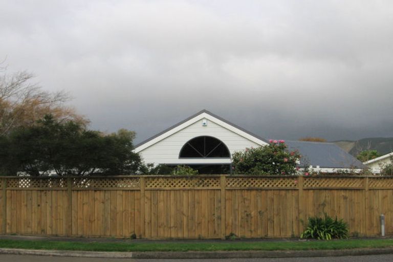 Photo of property in 18 Alexander Street, Waikanae, 5036