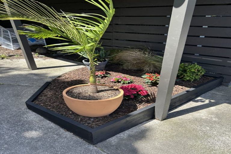 Photo of property in 15 Atlantis Place, Totara Vale, Auckland, 0629