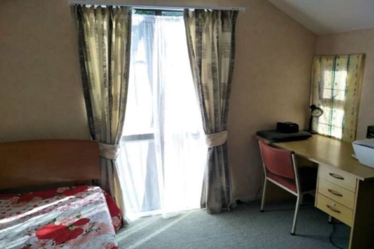 Photo of property in 33a Oakwood Grove, Eastern Beach, Auckland, 2012