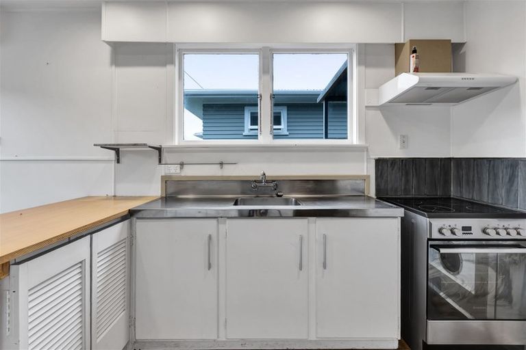 Photo of property in 14 Whakawhiti Street, Marfell, New Plymouth, 4310