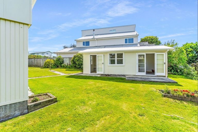 Photo of property in 2 Atua Street, Waikanae Beach, Waikanae, 5036