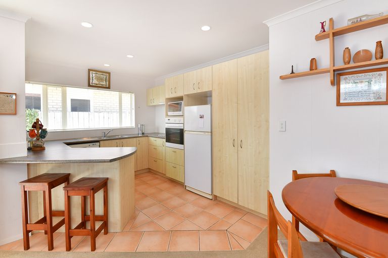 Photo of property in 6a Doment Crescent, Orewa, 0931
