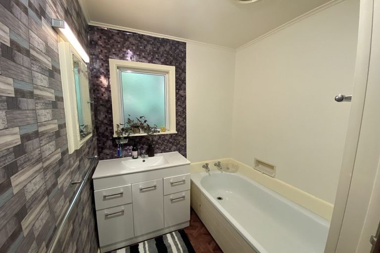 Photo of property in 12 Kinapori Terrace, Newlands, Wellington, 6037