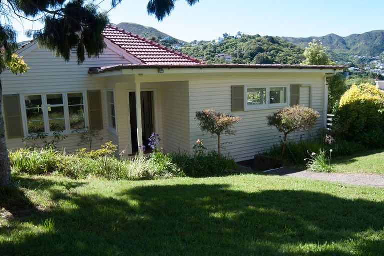 Photo of property in 18 Trelissick Crescent, Ngaio, Wellington, 6035