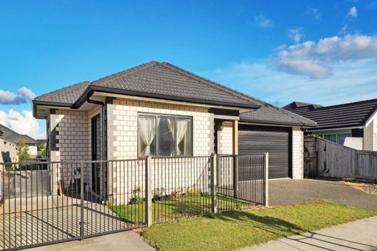 Photo of property in 93 Te Kio Crescent, Papamoa Beach, Papamoa, 3118