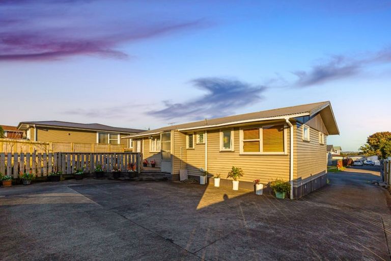 Photo of property in 18 Blue Way, Glendene, Auckland, 0602