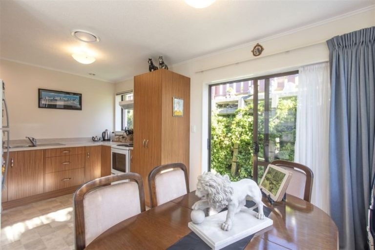 Photo of property in 2/4 Stewart Drive, Newlands, Wellington, 6037