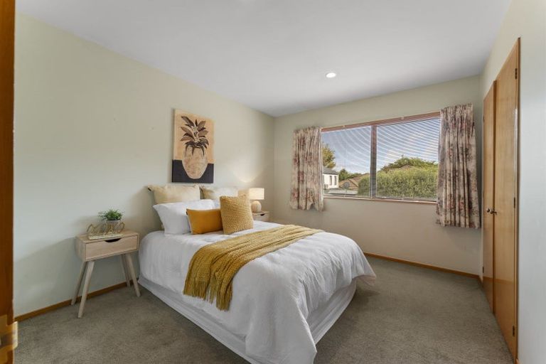 Photo of property in 27 Thornwood Place, Redwood, Christchurch, 8051