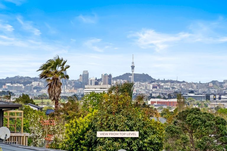 Photo of property in 226 East Coast Road, Forrest Hill, Auckland, 0620