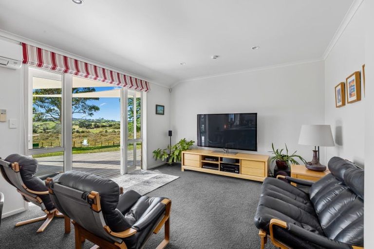 Photo of property in 85 Whangaparaoa Road, Red Beach, 0932
