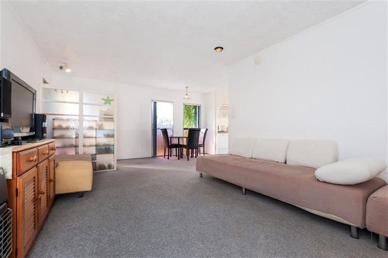 Photo of property in 2/7 Benygloe Place, Highland Park, Auckland, 2010