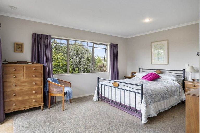 Photo of property in 22 Abby Road, Fitzherbert, Palmerston North, 4410