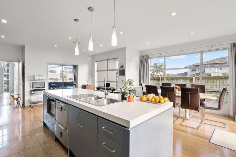 Photo of property in 1 Melmore Place, Pinehill, Auckland, 0632