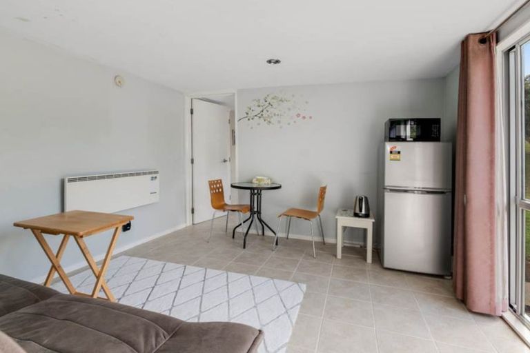 Photo of property in 415 Glenfield Road, Glenfield, Auckland, 0629