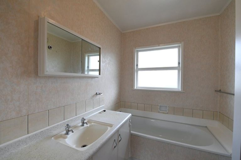 Photo of property in 1/3 Onepoto Road, Hauraki, Auckland, 0622