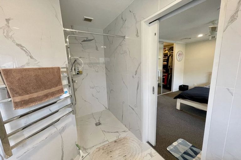 Photo of property in 5 Avonleigh Road, Green Bay, Auckland, 0604