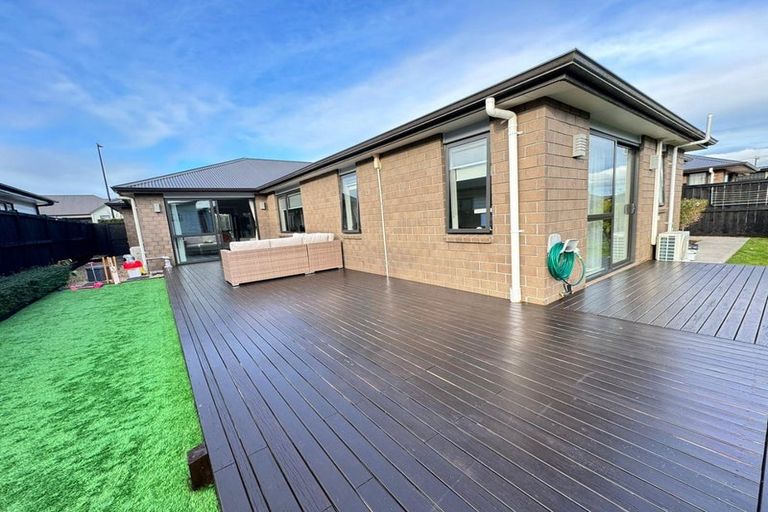 Photo of property in 8 Pakaraka Drive, Papakura, 2110