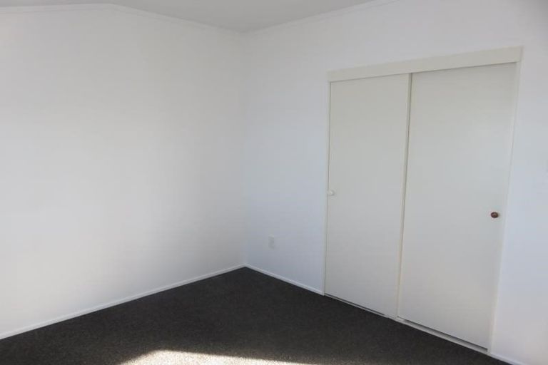 Photo of property in 5b Sunhaven Drive, Newlands, Wellington, 6037