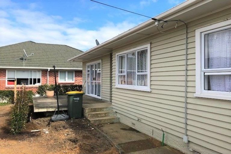 Photo of property in 68 Hobsonville Road, West Harbour, Auckland, 0618