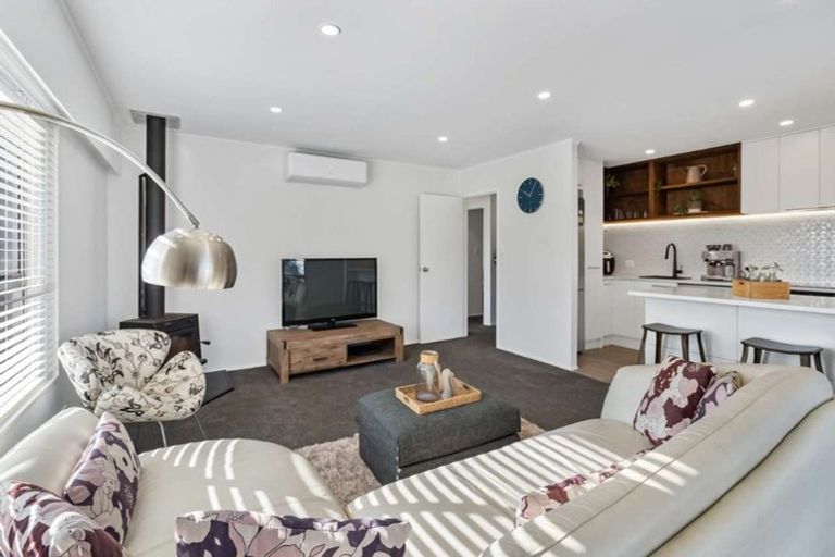 Photo of property in 1/9 Paruru Avenue, Northcote, Auckland, 0627