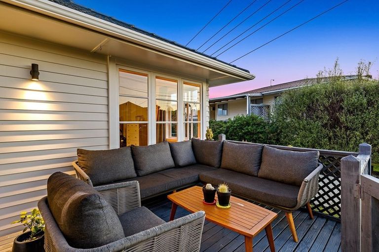 Photo of property in 9 Devon Street, Te Atatu South, Auckland, 0610