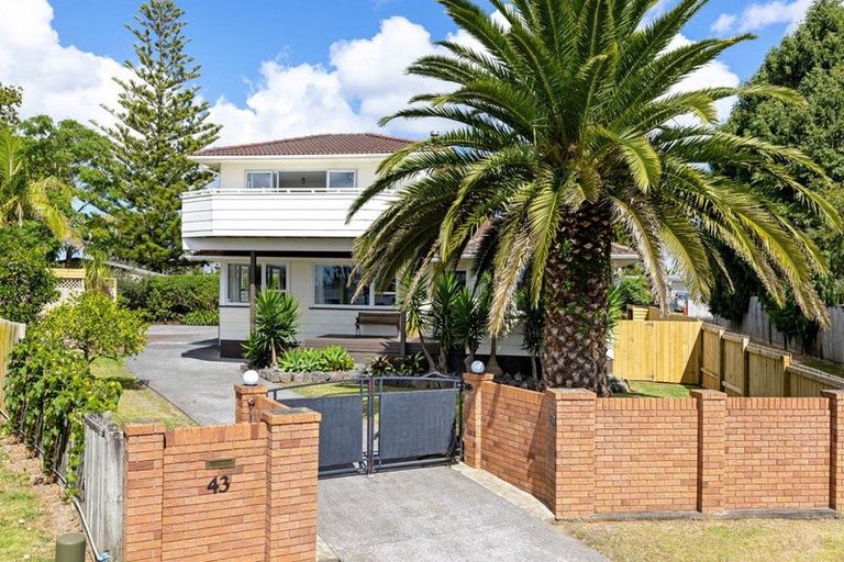 Photo of property in 43 Rewarewa Road, Te Atatu Peninsula, Auckland, 0610
