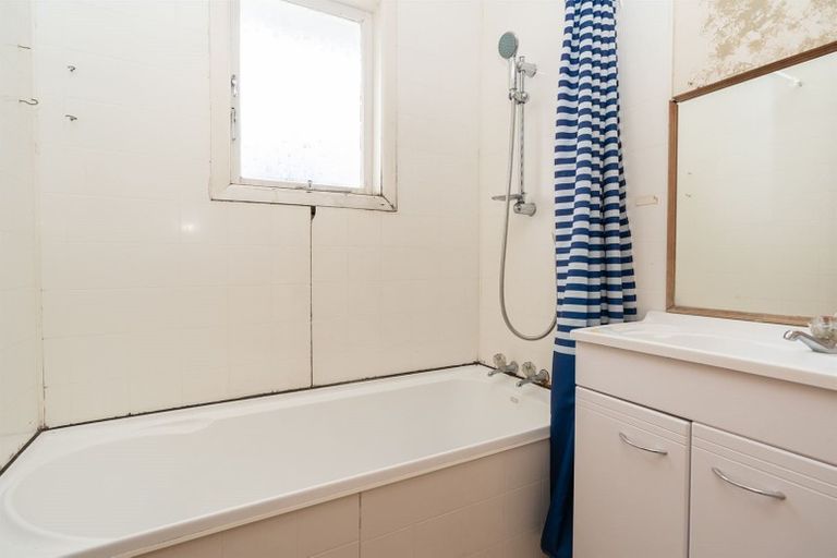 Photo of property in 77 Collins Road, Melville, Hamilton, 3206