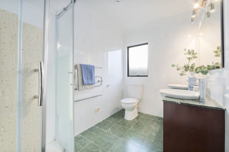 Photo of property in 54 Sapperton Drive, Henderson, Auckland, 0612