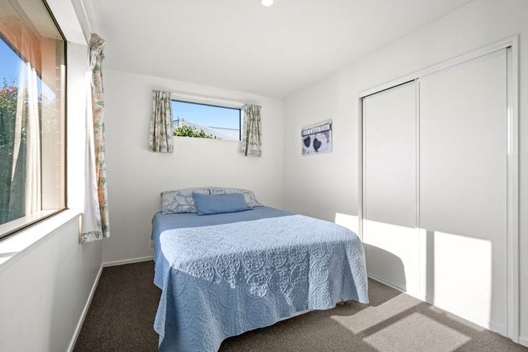 Photo of property in 2/20 Kirsten Place, Parklands, Christchurch, 8083