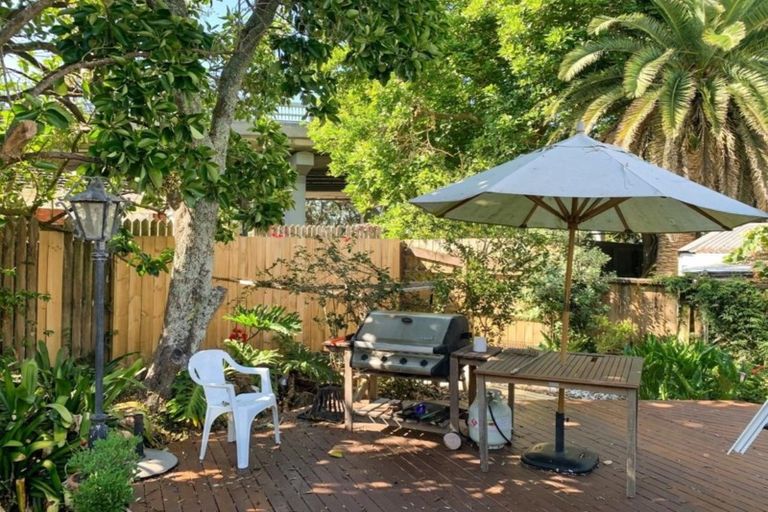 Photo of property in 5 Queen Street, Northcote Point, Auckland, 0627