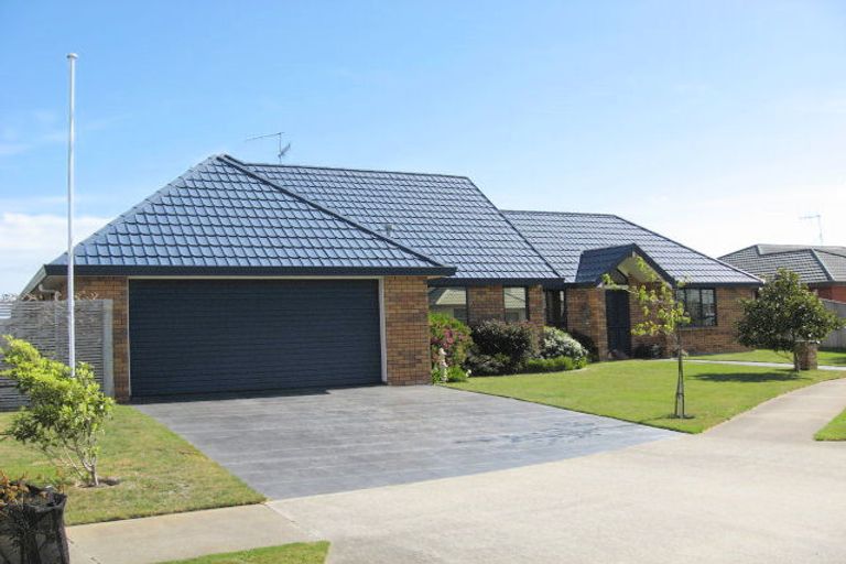 Photo of property in 8 Aburoc Place, Paraparaumu Beach, Paraparaumu, 5032