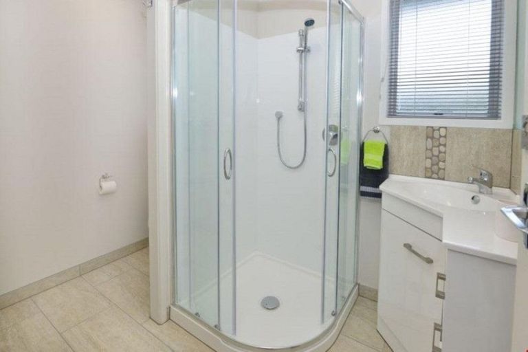 Photo of property in 2/127 Centreway Road, Orewa, 0931