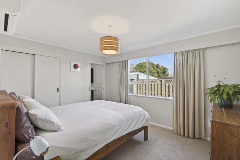 Photo of property in 25 Waiwera Place, Merrilands, New Plymouth, 4312