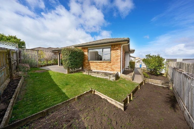 Photo of property in 20 Mackwell Road, Fairview Heights, Auckland, 0632