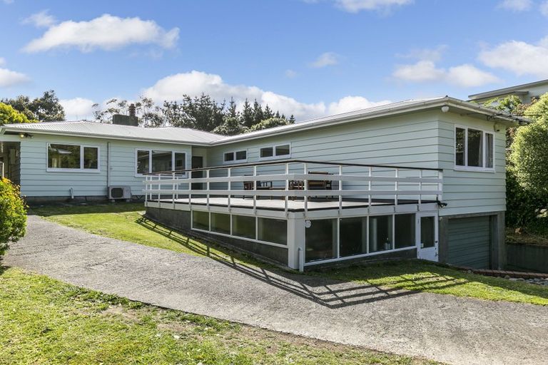 Photo of property in 8 Miles Crescent, Newlands, Wellington, 6037