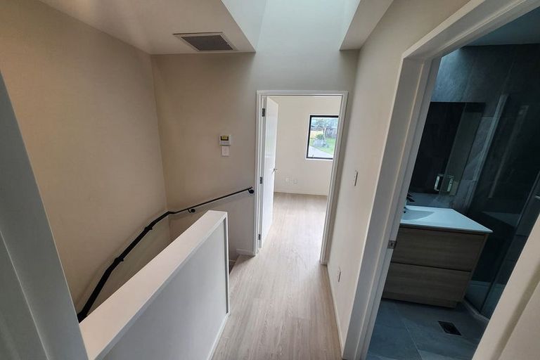 Photo of property in 103 Trias Road, Totara Vale, Auckland, 0629