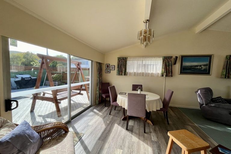 Photo of property in 1 Spicer Place, Tawa, Wellington, 5028