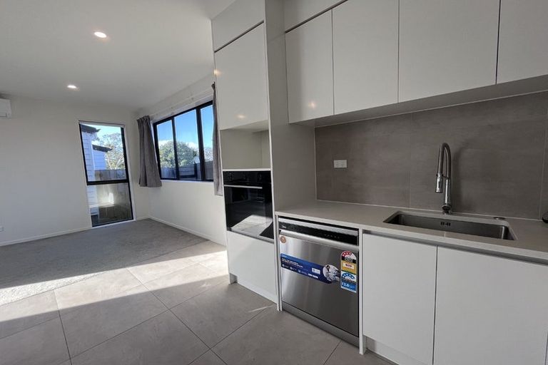 Photo of property in 10/535 Swanson Road, Ranui, Auckland, 0612