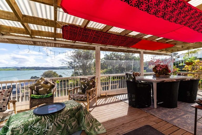 Photo of property in 10 Oxford Street, Whakapirau, Maungaturoto, 0583